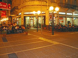 Vista nocturna de un bar en la peatonal San Martín.