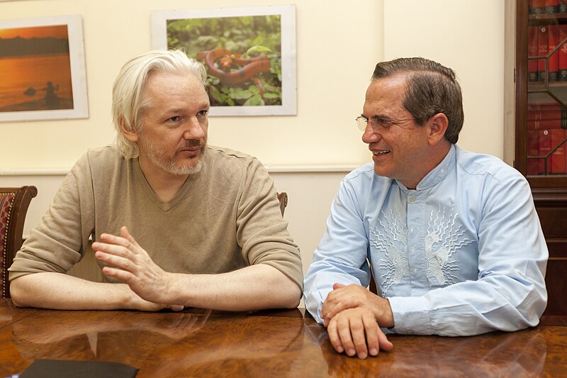 File:Canciller Ricardo Patiño se reúne con Julian Assange.jpg