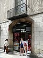 Català: Casa Barnola. C. Pi, 1 (Barcelona). This is a photo of a building listed in the Catalan heritage register as Bé Cultural d'Interès Local (BCIL) under the reference 08019/695. Object location 41° 22′ 58.09″ N, 2° 10′ 26.28″ E  View all coordinates using: OpenStreetMap