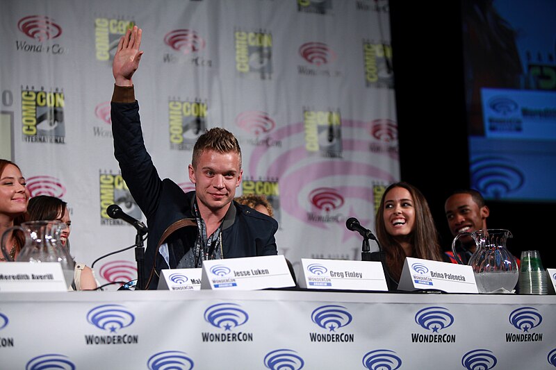 File:Cast of Star Crossed WonderCon 2014.jpg