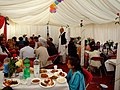 Las familias y los amigos suelen estar sentados en un gran salón durante la ceremonia