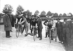 Championnat du monde de vitesse, finale, 17-9-1922 (cropped).jpg