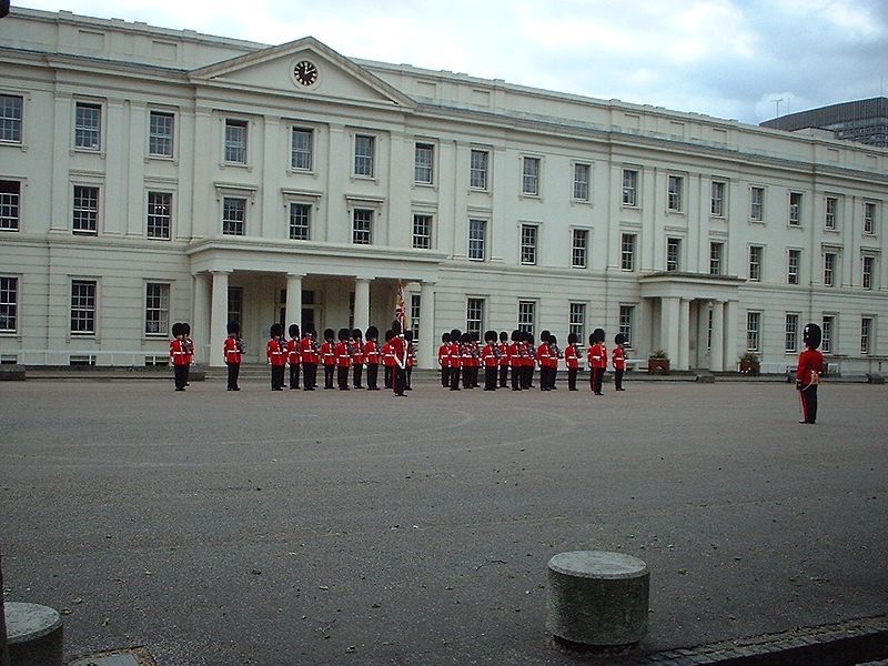 File:Changing the Guard at Buckingham Palace 2, May 06.jpg