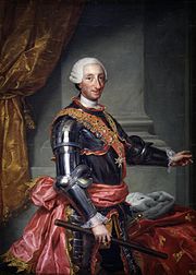 Charles III af tre fjerdedele, en frakke liggende på et bord.  Den højre hånd holder en pind, den venstre peger.