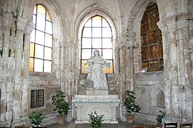 Chapelle axiale du déambulatoire avec une sculpture de la Vierge par Charles Antoine Bridan