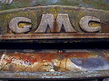 GMC-Logo auf dem Kühlergrill eines verrosteten Abschleppfahrzeugs