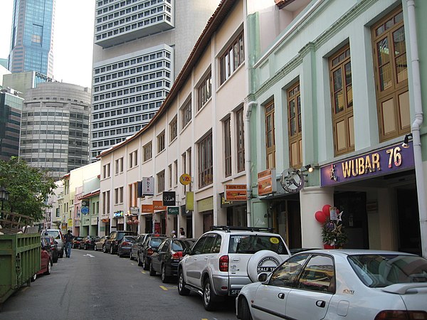 A terraced layout allows a row of shophouses to extend as long as a city block permits, as exemplified by this long row of shophouses in Singapore. Al