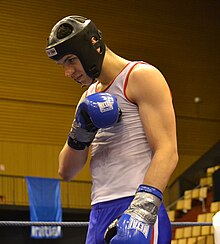 Um jovem competidor executando a saudação savate