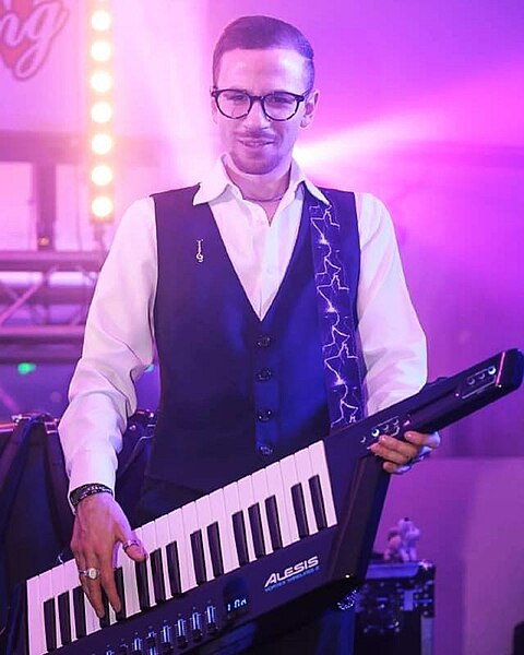 File:Con il synth sul palco Manuel Burroni.jpg