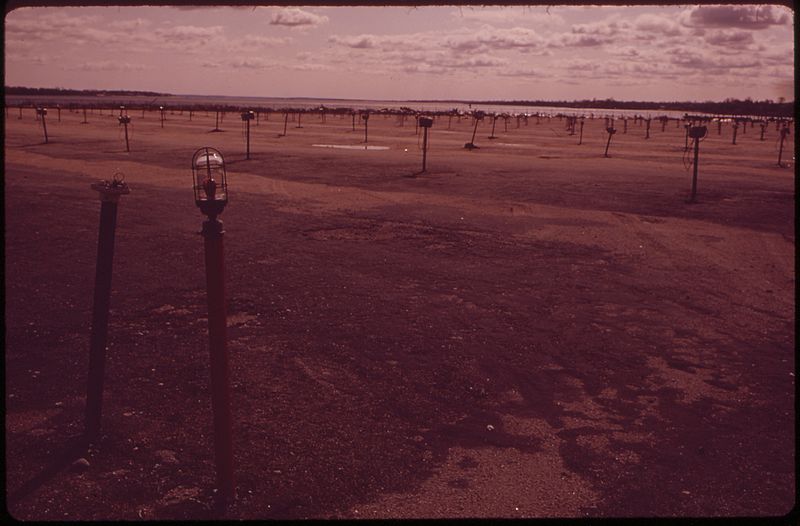 File:DRIVE-IN MOVIE AT FIELDS POINT - NARA - 547573.jpg