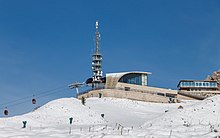 Stazione a monte della funivia Dantercepies in estate dopo una precoce nevicata