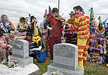 Savoy (costume rouge et jaune) jouant sur la tombe de Dennis McGee, au 2009 Faquetigue Courir