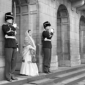 Diplomatische Vertreterin Pakistans in den Niederlanden mit Nerzstola (1958)