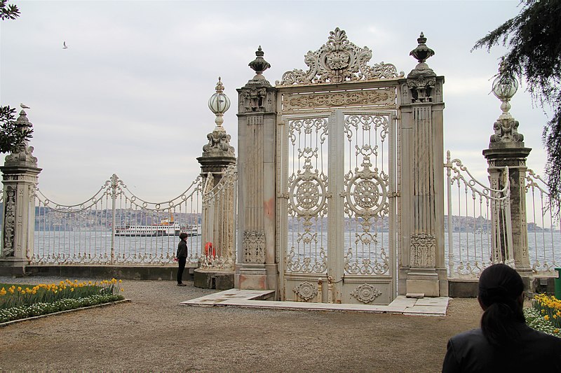 File:Dolmabahçe 2013-03-20zf.jpg