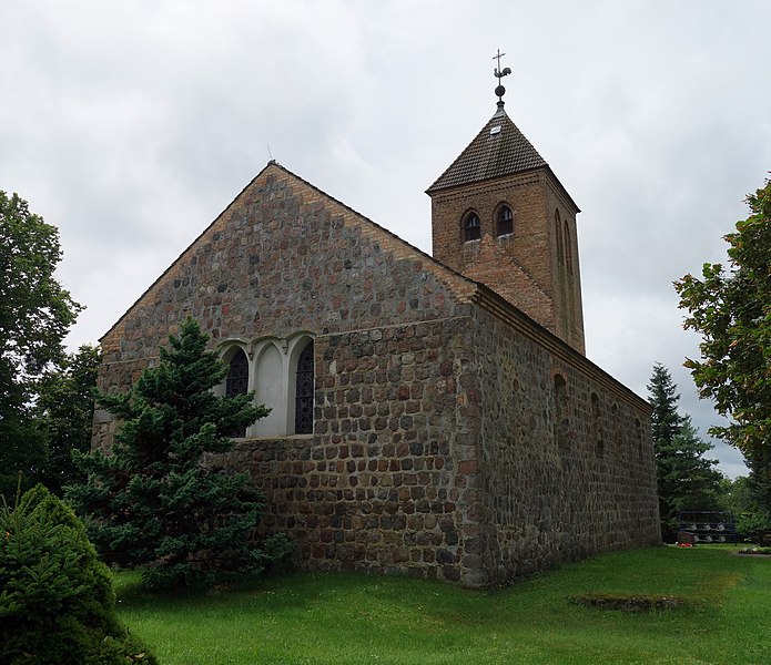 File:Dorfkirche Barsdorf (Fürstenberg) 2017 ENE.jpg