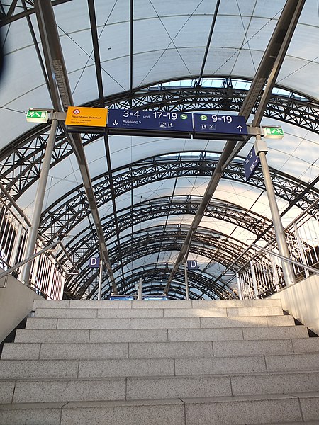 File:Dresden Hauptbahnhof access to platforms 02.JPG