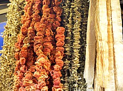 Veze sušenih bamija pored sušenih paprika na Egipatskom bazaru u Istanbulu