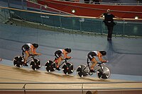 2012年ロンドンオリンピックにおける女子チームパシュートのスタート（左）とレース（右）の様子。