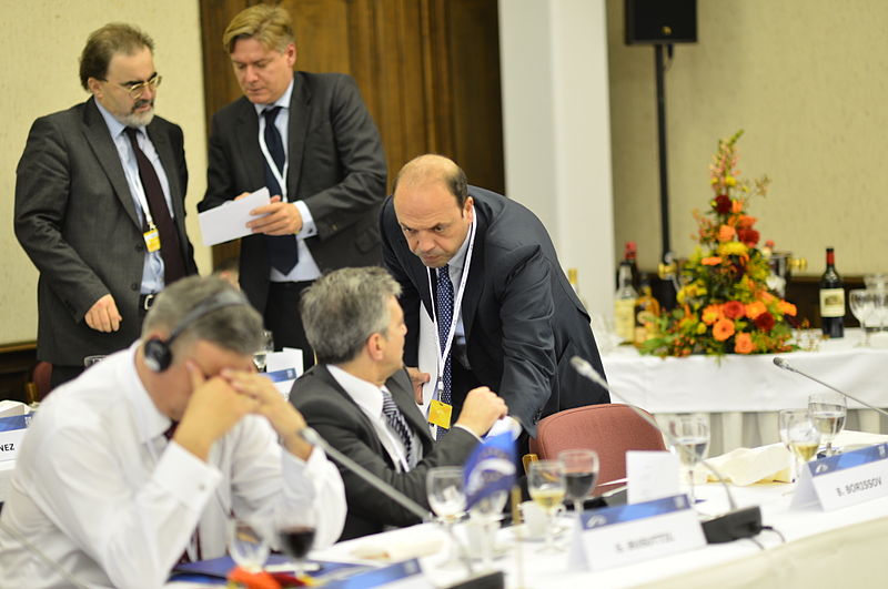 File:EPP Summit, Meise. Oct. 2013 (10459680823).jpg