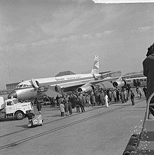 Eerste Garudavliegtuig op Schiphol, oversikt ved ankomst på voorgrond de heer, bestanddeelnr 917-5906.jpg