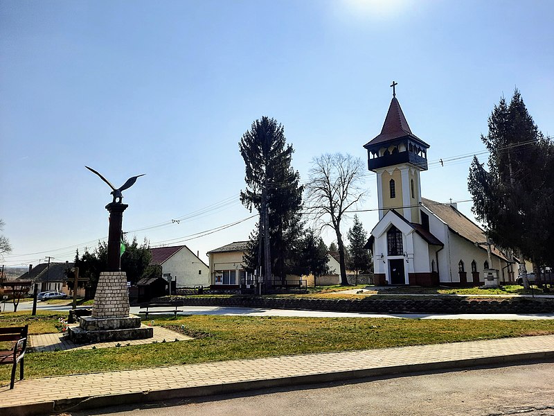 File:Egyházaskozár, katolikus templom, emlékmű.jpg