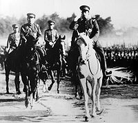 Імператор Хірохіто на коні Шіраюкі, інспекція армії, серпень 1938