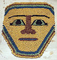 Epoca tarda o tolemaica, oggetti funerari da el hibeh, 664-30 ac ca. 03 maschera funeraria in perline.JPG