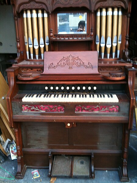 File:Estey parlor organ.jpg