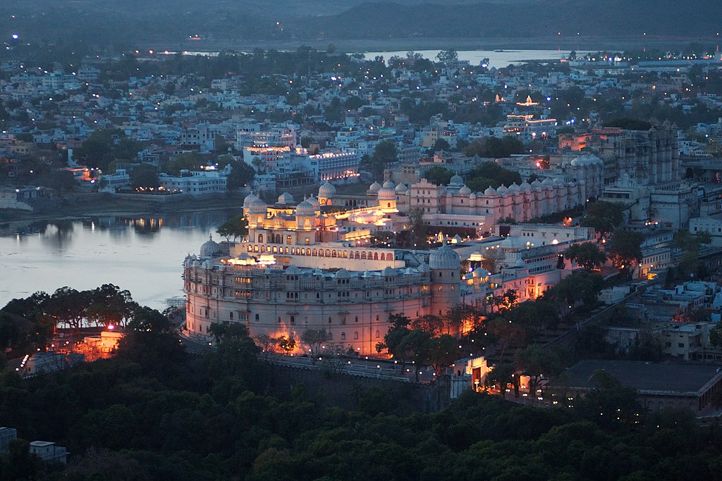 1024px Evening view%2C City Palace%2C Udaipur