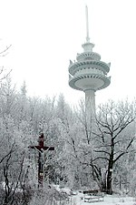 Richtfunkstation und Wegkreuz an der Straße im Winter