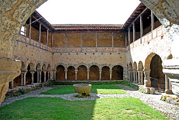 Abtei Saint-André (Lavaudieu), Blick aus der Nordgalerie nach Süden