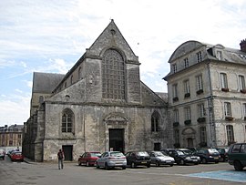 Façade de l'abbatiale Notre-Dame de Bernay (Eure).jpg