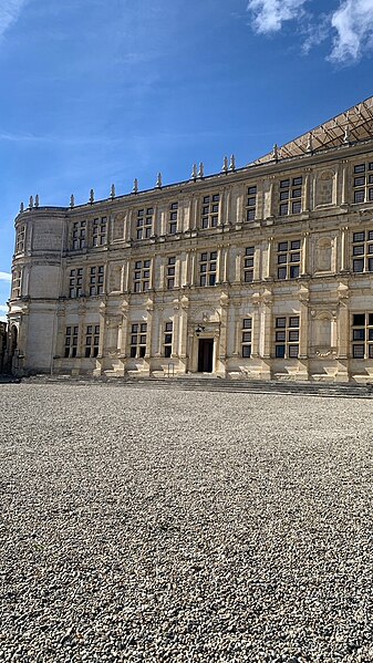 File:Façade du chateau de Grignan.jpg