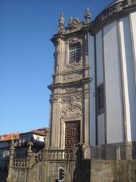 File:Fachada lateral da Igreja dos Clérigos - detalhe.jpg