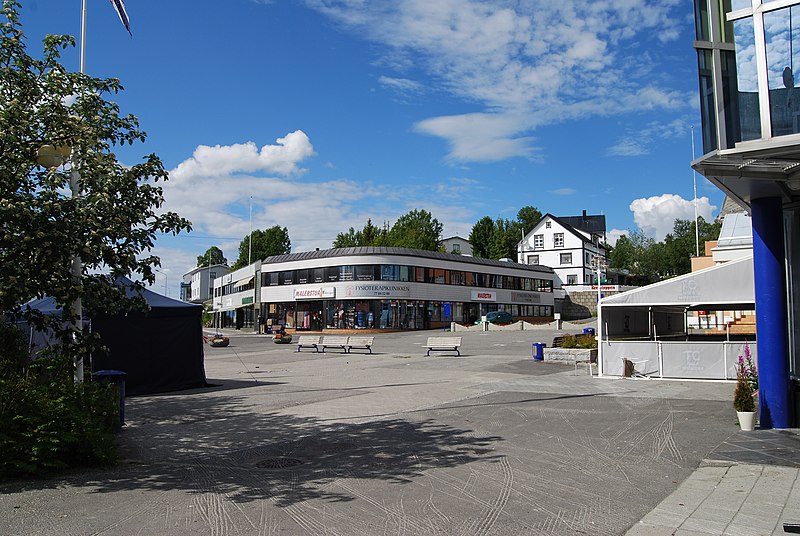 File:Finnsnes square.jpg