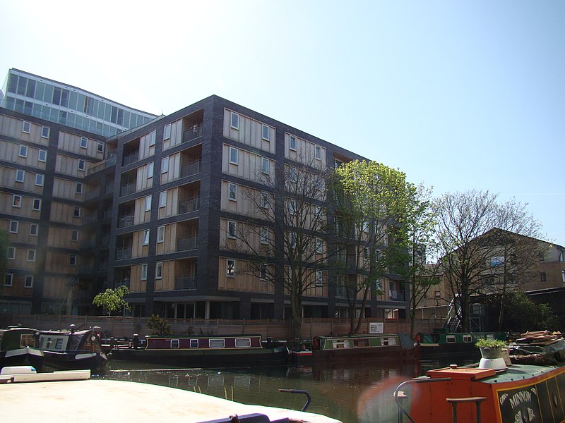 File:Flats on the canal - geograph.org.uk - 2353175.jpg