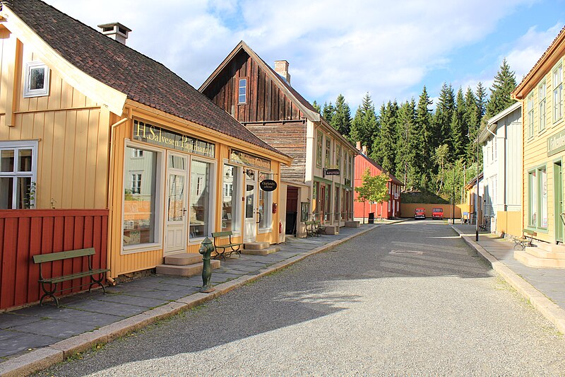 File:Gammel bygate på Maihaugen.JPG