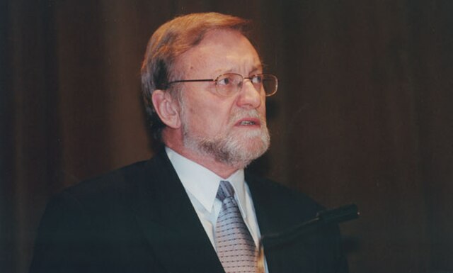 Evans at the London School of Economics as the guest lecturer on human rights in 2000.
