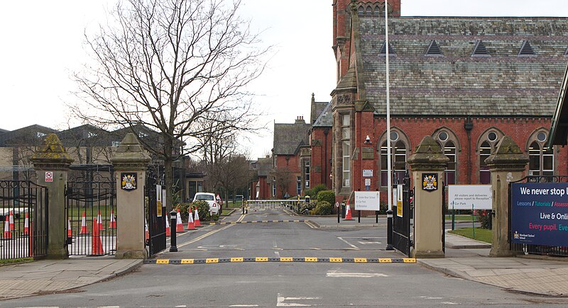 File:Gates of Merchant Taylors' School, Crosby.jpg