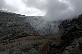 Eine Gletscherfront in den Wolken