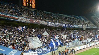 Les supporters du Suwon Samsung Bluewings.