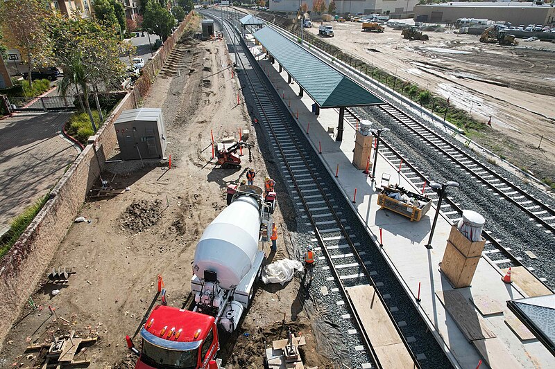 File:Glendora station construction 1.jpg