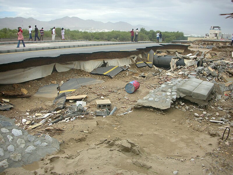 File:Gonu Damage in Qurum Beach 1.JPG