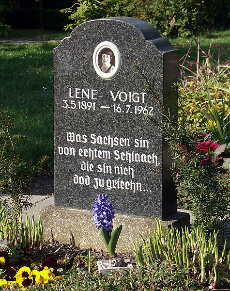 File:Grabstein Lene Voigt.jpg