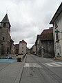 Hauptstraße von Monestier-de-Clermont mit Kirche