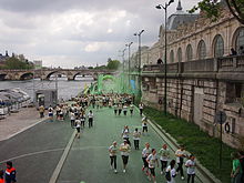 https://upload.wikimedia.org/wikipedia/commons/thumb/6/6f/Green_station_on_2014_Paris_Color_Run.jpg/220px-Green_station_on_2014_Paris_Color_Run.jpg