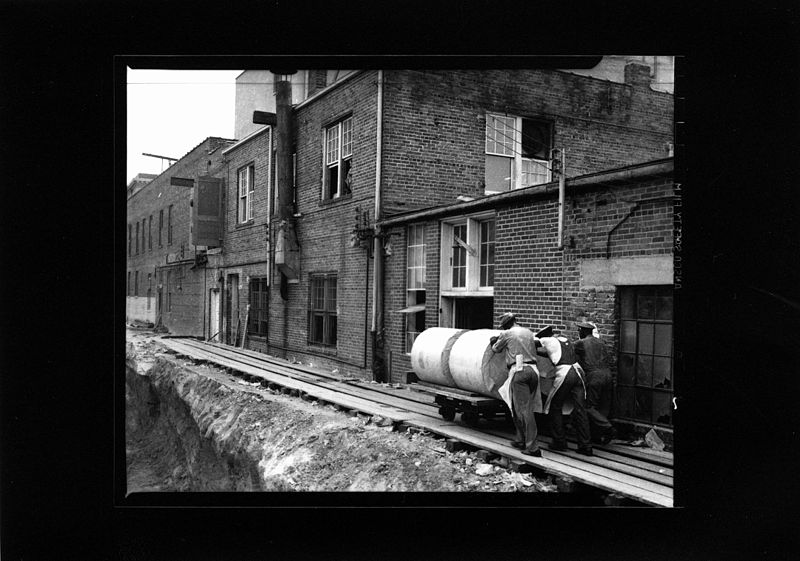 File:H. L. Green’s stoppage. Trestle - Loading and unloading rolls of paper to Clarion Ledger. (10839058923).jpg