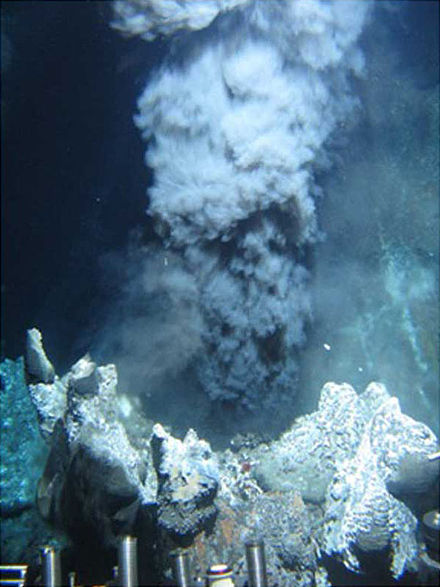 Черные курильщики океана. Гидротермальные источники черные курильщики. Глубоководные гидротермальные источники. Черные курильщики Марианская впадина. Морские курильщики.