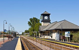 La gare de Highland Park Metra, sur la ligne nord de l’Union Pacific, Highland Park (Illinois, États-Unis). (définition réelle 2 000 × 1 273)
