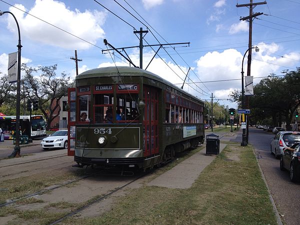 900 Series streetcar running on the St. Charles line.